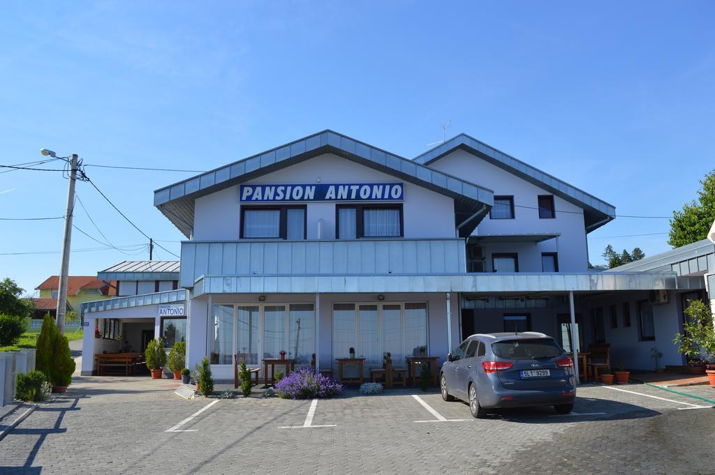 Pansion Antonio Acomodação com café da manhã Slavonski Brod Exterior foto