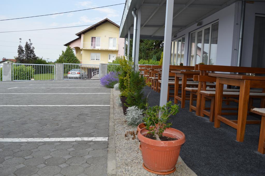 Pansion Antonio Acomodação com café da manhã Slavonski Brod Exterior foto
