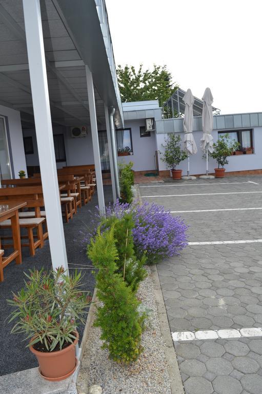 Pansion Antonio Acomodação com café da manhã Slavonski Brod Exterior foto