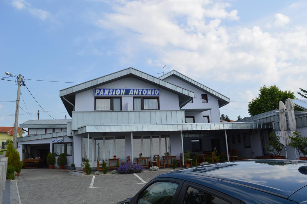Pansion Antonio Acomodação com café da manhã Slavonski Brod Exterior foto
