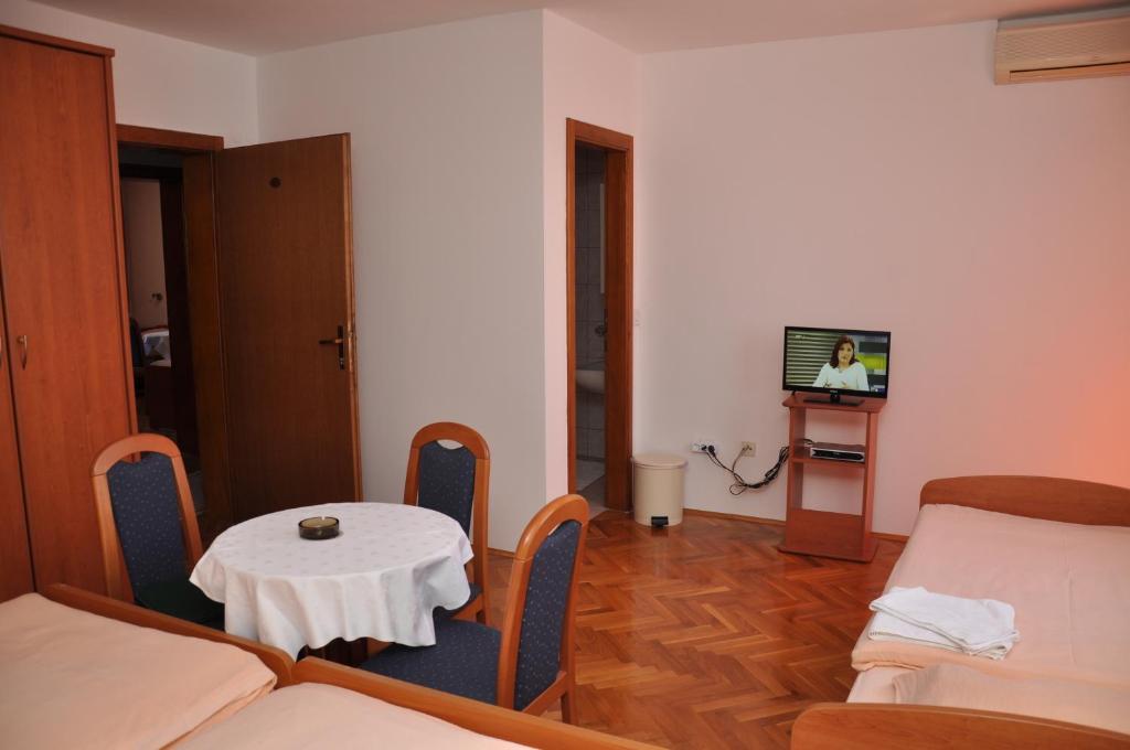 Pansion Antonio Acomodação com café da manhã Slavonski Brod Exterior foto